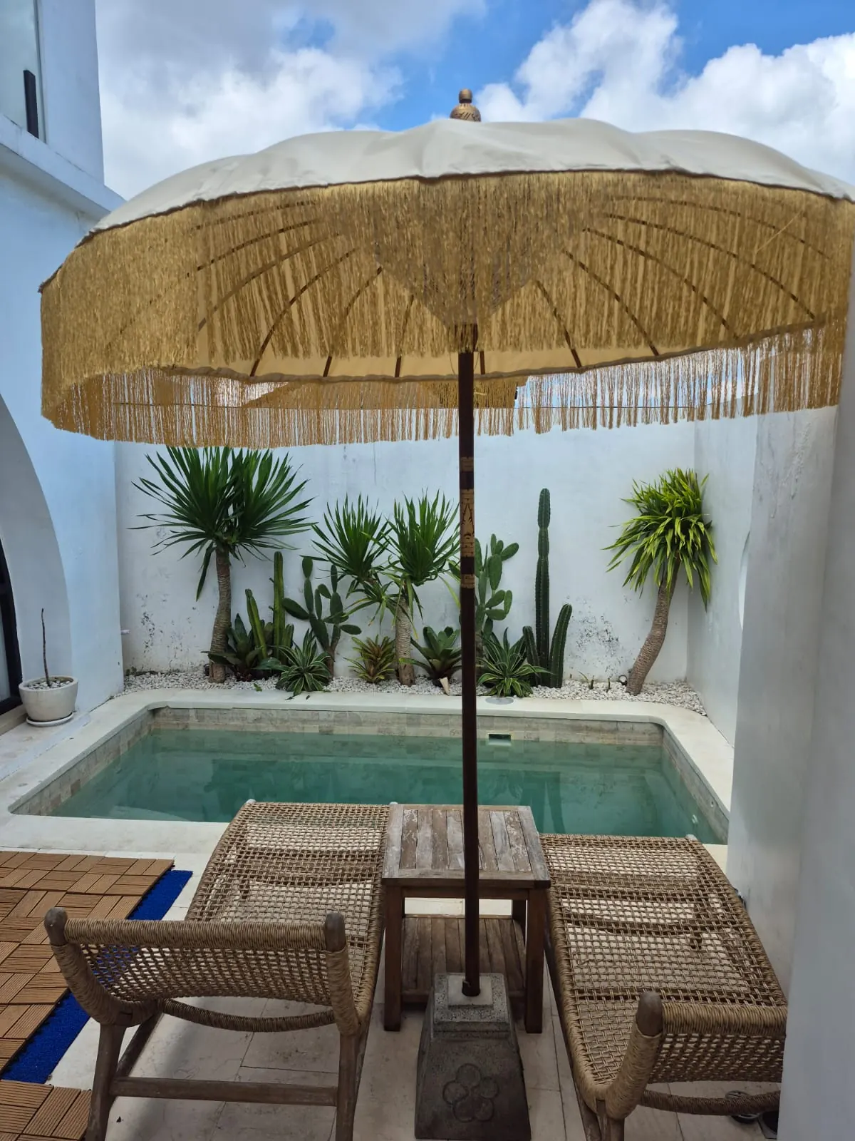 Private plunge pool with fringed umbrella and sun loungers – 1 bedroom villa for rent in Batu Bolong, Canggu