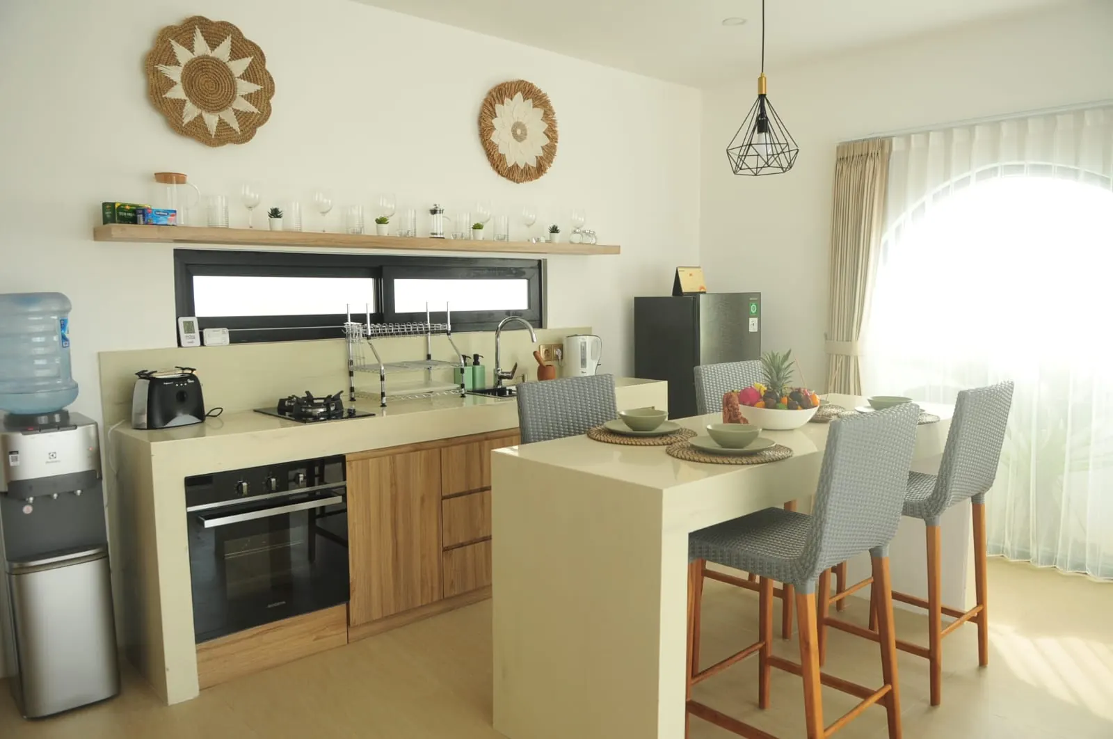 Fully equipped kitchen with oven and breakfast bar seating four