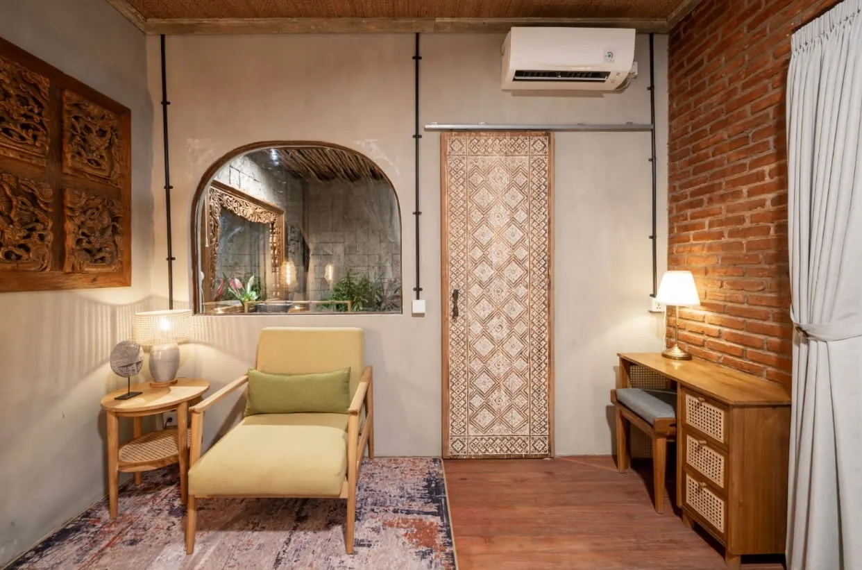 Reading corner with armchair, desk and AC