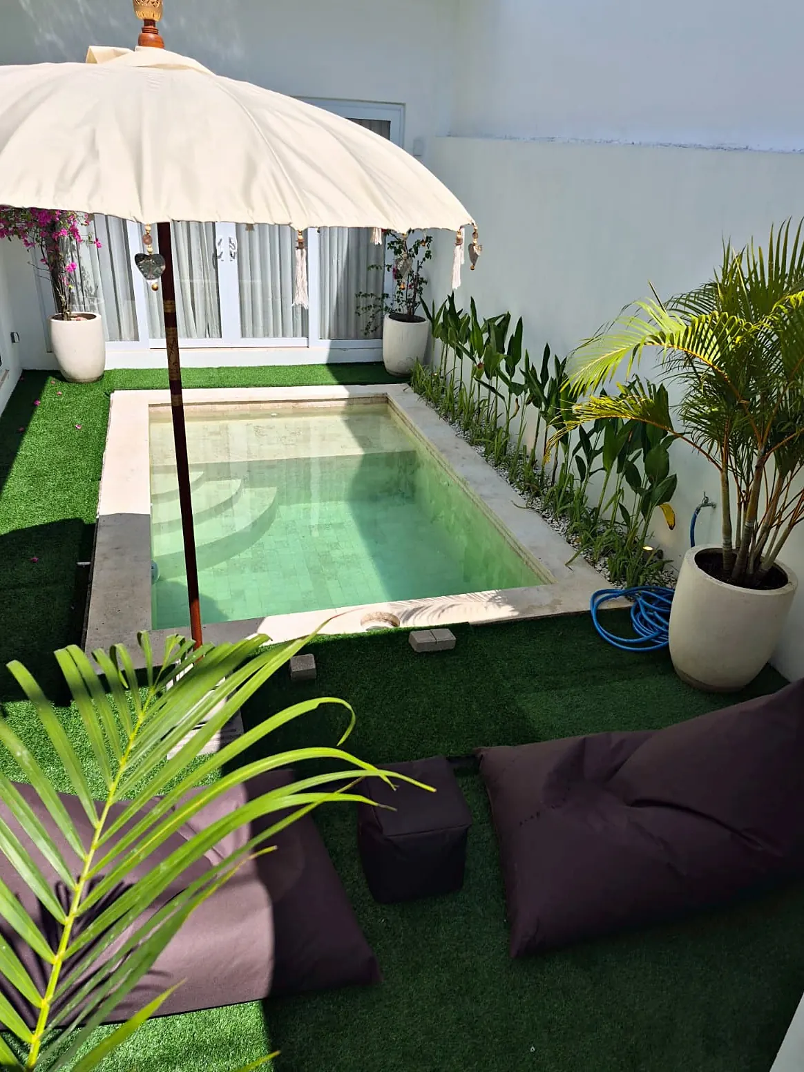 Private plunge pool on a lawn with Bali umbrella – furnished 2 bedroom villa in Cemagi near Seseh