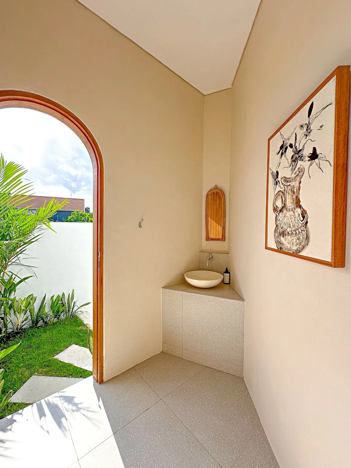 Guest wash basin with arched opening to the garden