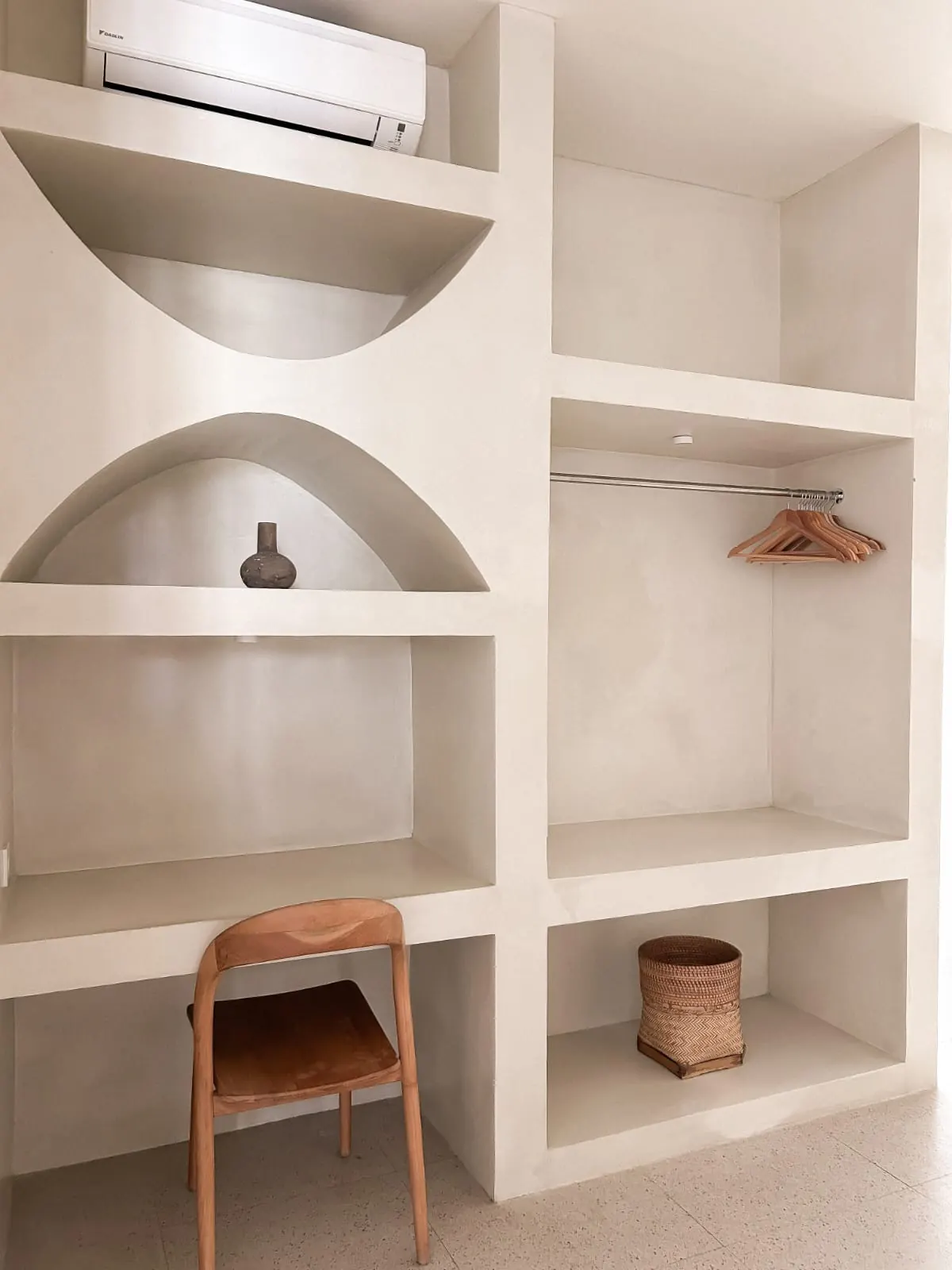Built-in arched wardrobe and desk niche with AC