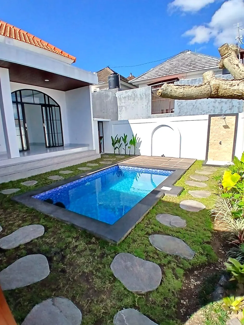 Plunge pool with stepping stones and arched wall niches