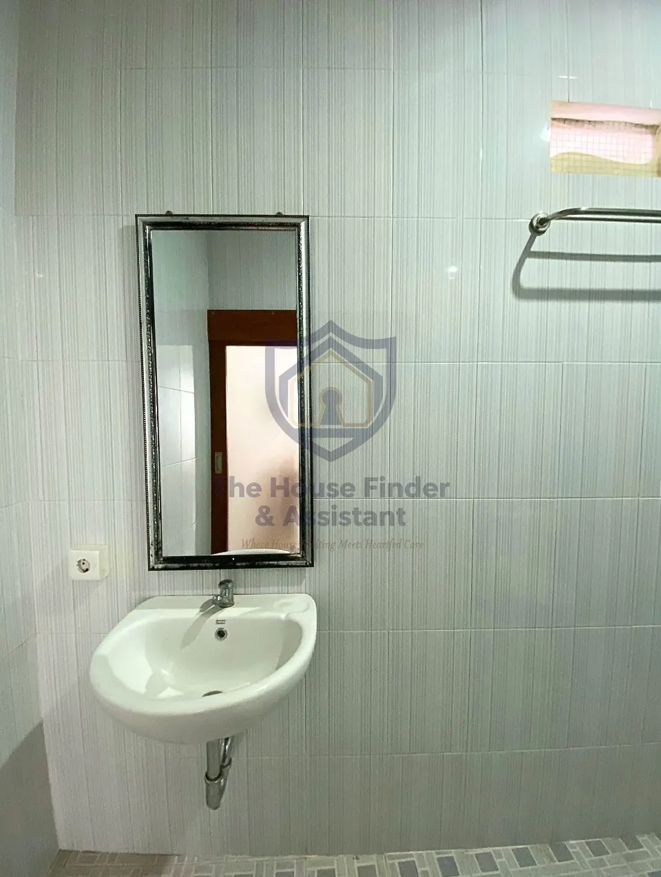 En-suite bathroom with wall basin and mirror