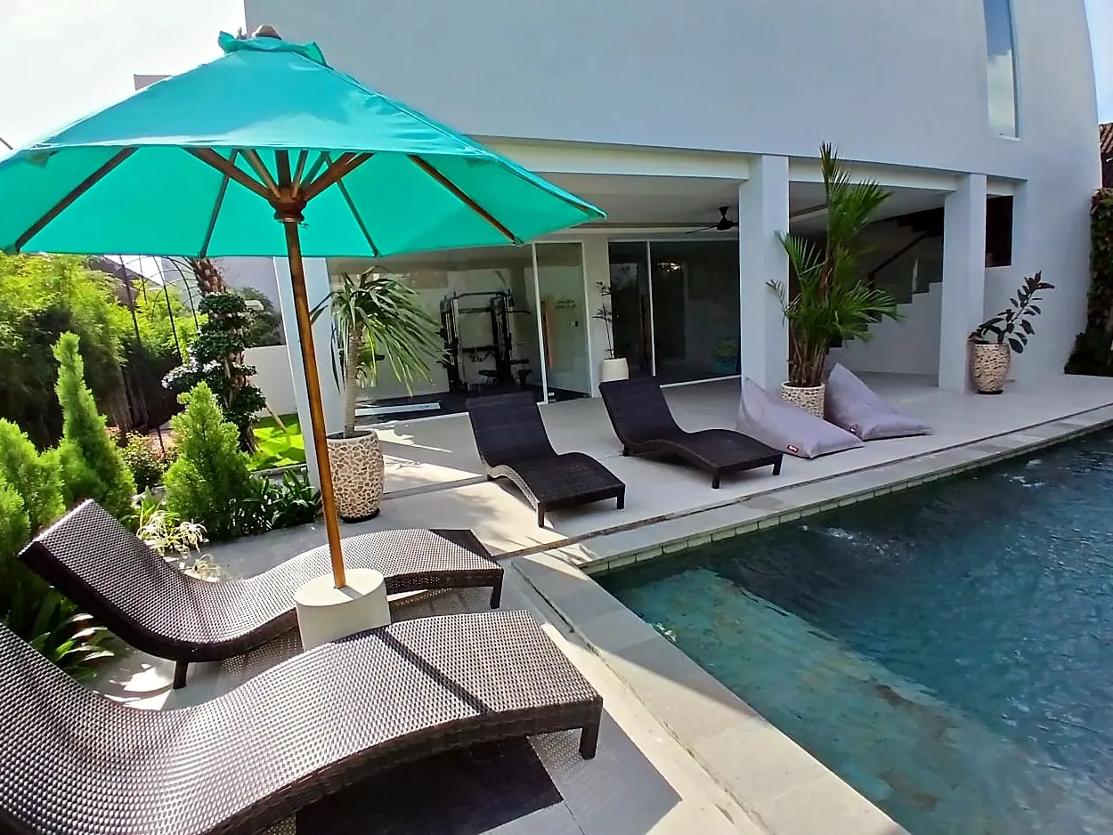 Shared swimming pool with sun loungers and umbrella – studio apartment for monthly rent in Seseh