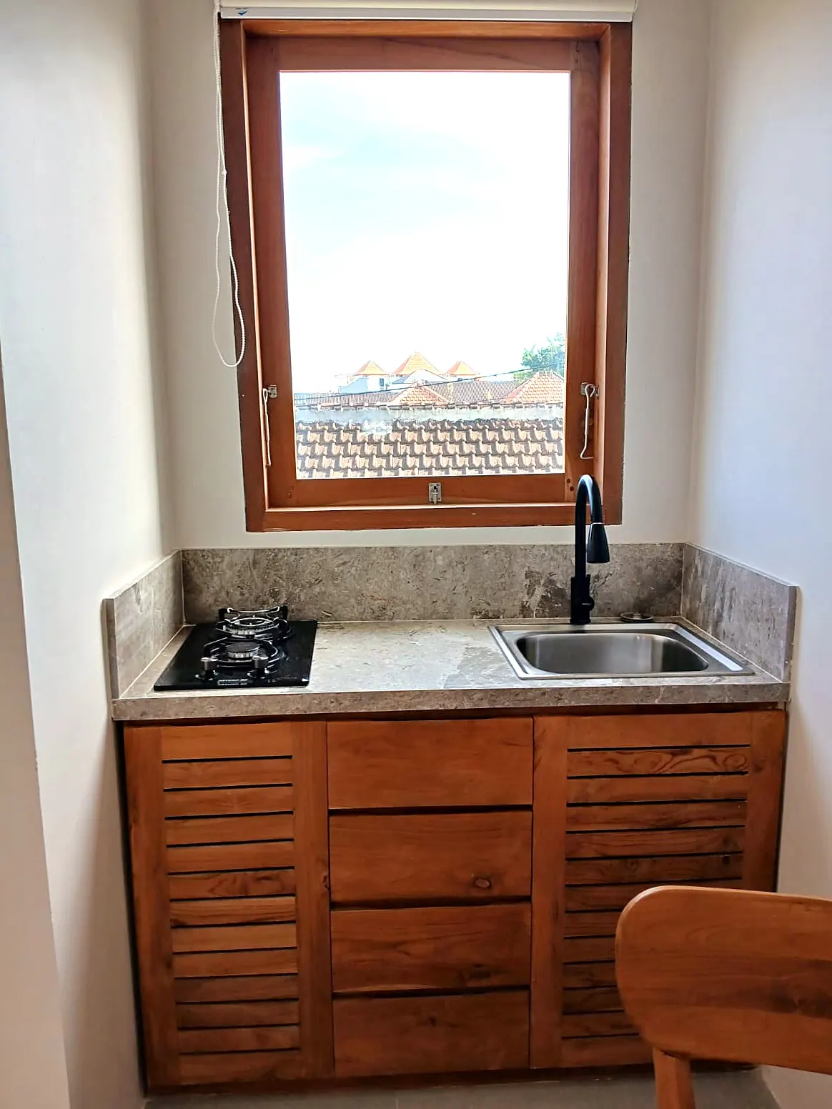 Kitchenette with two-burner gas hob and window